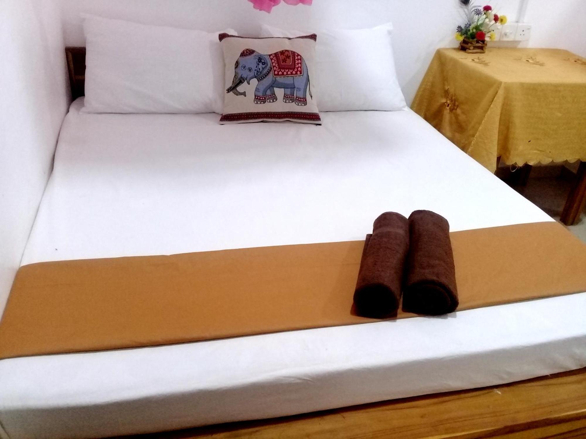 River Side & Swimming Pool Bed & Breakfast Udawalawe Bagian luar foto