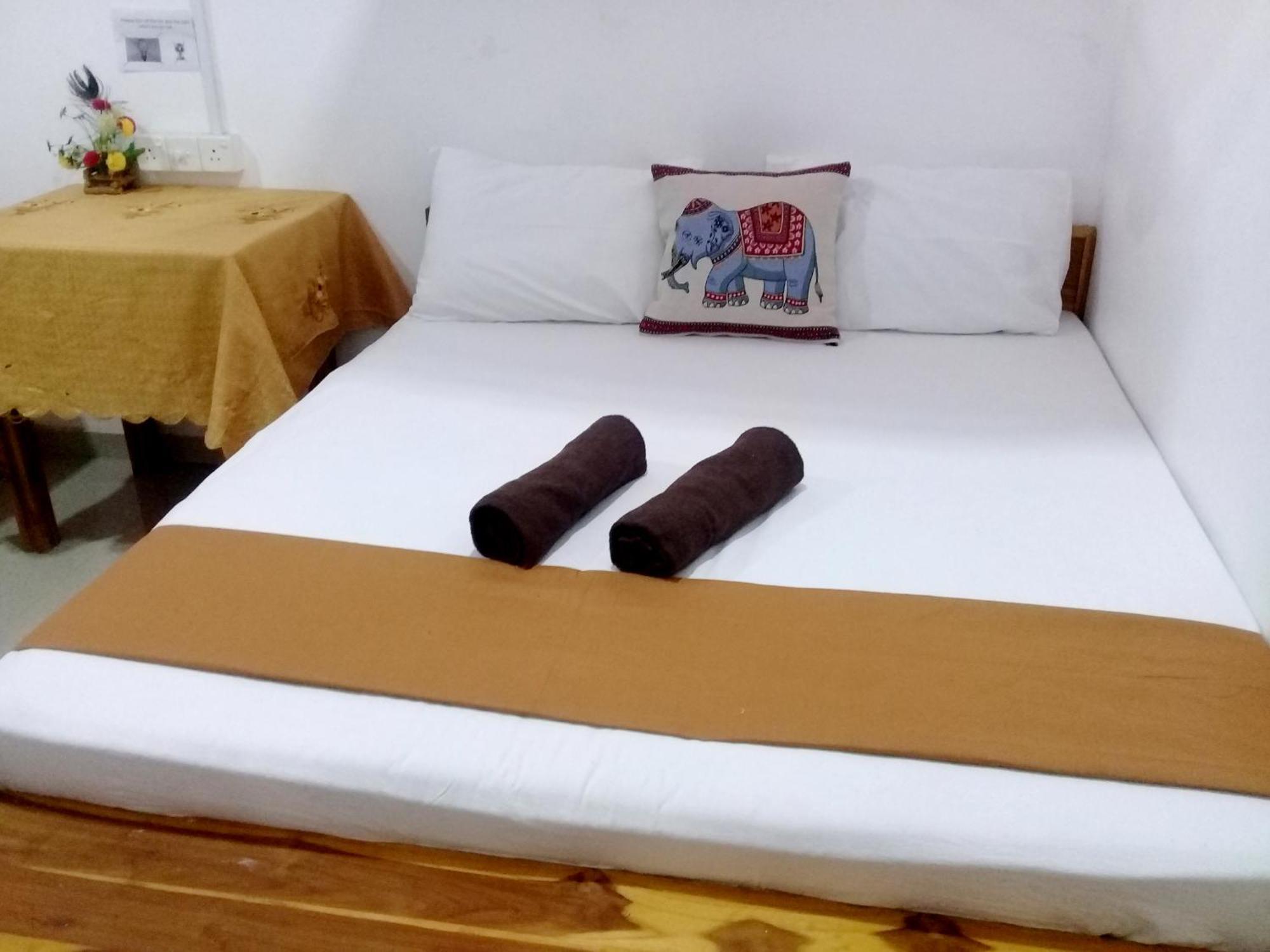 River Side & Swimming Pool Bed & Breakfast Udawalawe Bagian luar foto
