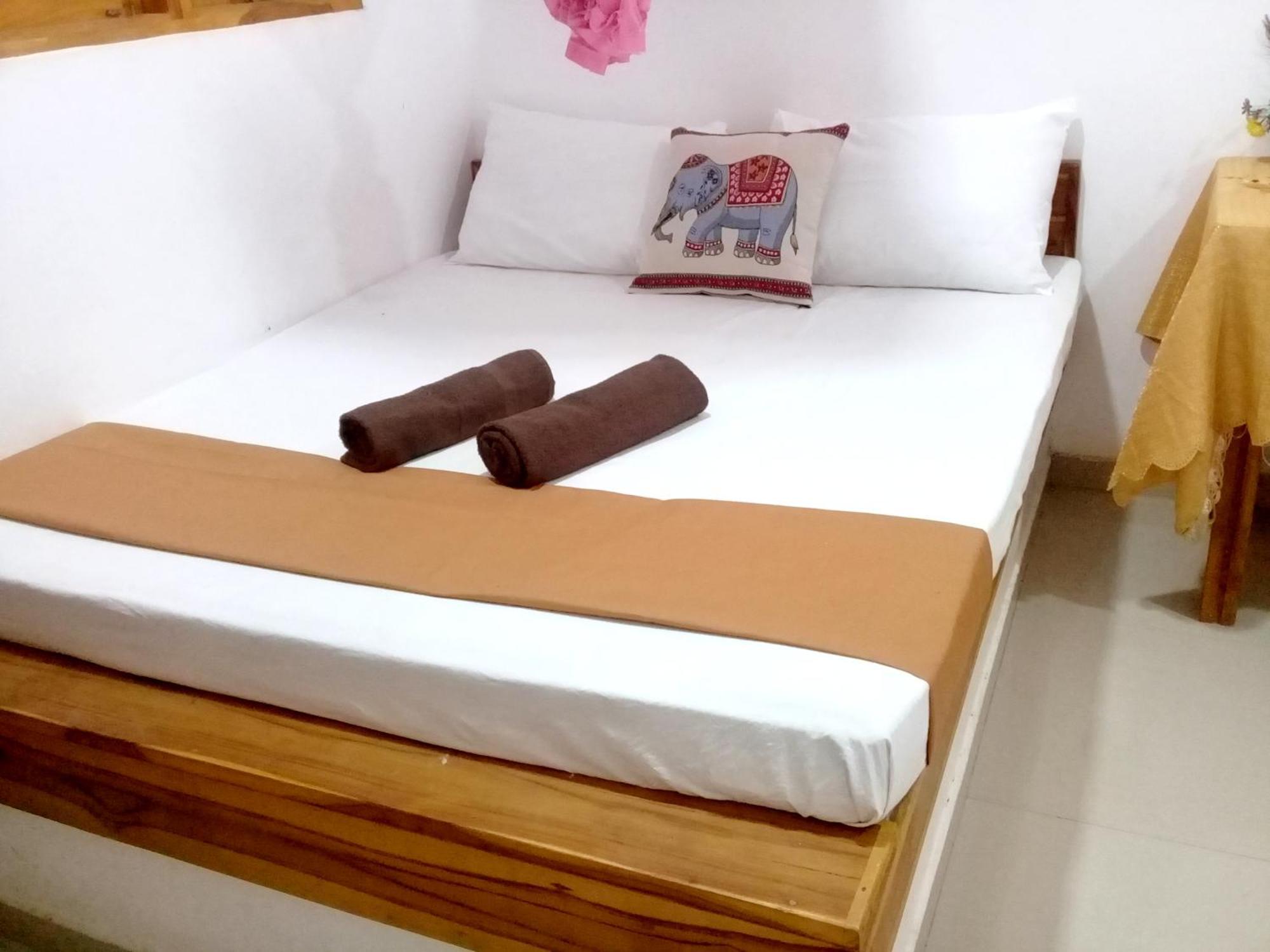 River Side & Swimming Pool Bed & Breakfast Udawalawe Bagian luar foto
