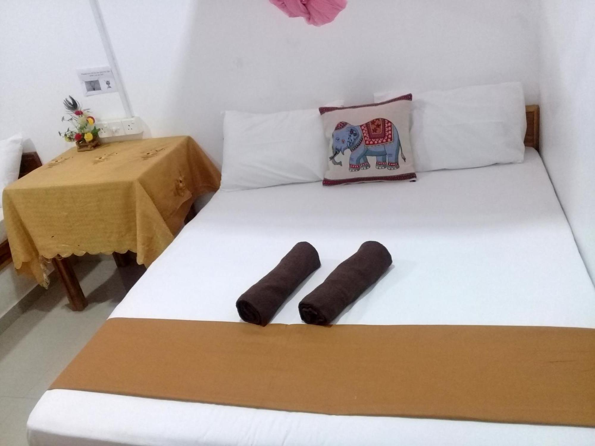 River Side & Swimming Pool Bed & Breakfast Udawalawe Bagian luar foto